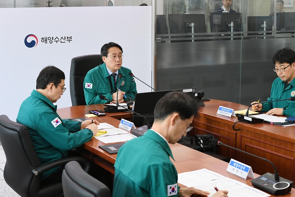 강도형 해양수산부 장관이 14일 정부세종청사 해수부 종합상황실에서 ‘어선사고 관련 관계기관 합동점검회의’를 주재하고 있다. 이날 회의에서는 행안부, 국방부, 외교부, 해경 및 관련 지자체가 참석한 가운데, 최근 발생한 어선사고 관련 수색·구조와 유가족 및 실종자 가족 지원상황을 점검했다. 