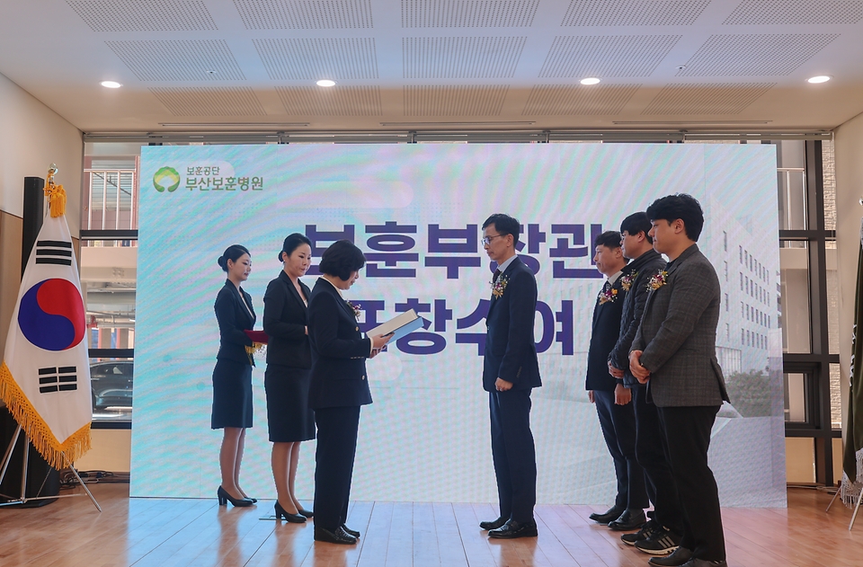 강정애 국가보훈부 장관이 15일 오후 부산시 사상구 부산요양병원에서 열린 한국보훈복지의료공단 부산요양병원 개원식에 참석해 공로자 표창장 및 감사패를 수여하고 있다.