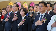 강정애 국가보훈부 장관이 15일 오후 부산시 사상구 부산요양병원에서 열린 한국보훈복지의료공단 부산요양병원 개원식에 참석해 주요 내빈과 함께 국민의례를 하고 있다.