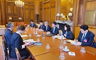 김윤상 기획재정부 차관이 18일(현지시간) 프랑스 파리에서 열린 ‘한-OECD 국제공동연구 착수식’에 참석해 요시키 다케우치(Yoshiki Takeuchi) OECD 사무차장과 면담하고 있다.