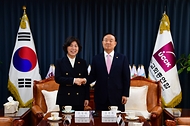 강정애 국가보훈부 장관이 14일 오전 서울시 중로구 한국기독교회관에 방문하여 장종현 한국교회총연합 대표회장을 만나 기념사진을 촬영하고 있다.