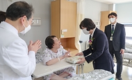 강정애 국가보훈부 장관이 15일 오후 부산시 사상구 부산요양병원에서 열린 한국보훈복지의료공단 부산요양병원 개원식에 참석해 주요 내빈과 함께 테이프 커팅 후 내부시설을 순시하며 입원 중인 어른신들에게 인사를 드리고 있다.