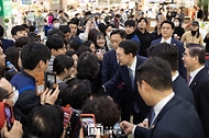 윤석열 대통령이 18일 서울 서초구 농협 하나로마트 양재점에서 시민들과 인사하고 있다.