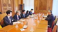 김윤상 기획재정부 차관이 18일(현지시간) 프랑스 파리에서 열린 ‘한-OECD 국제공동연구 착수식’에 참석해 요시키 다케우치(Yoshiki Takeuchi) OECD 사무차장과 면담하고 있다.