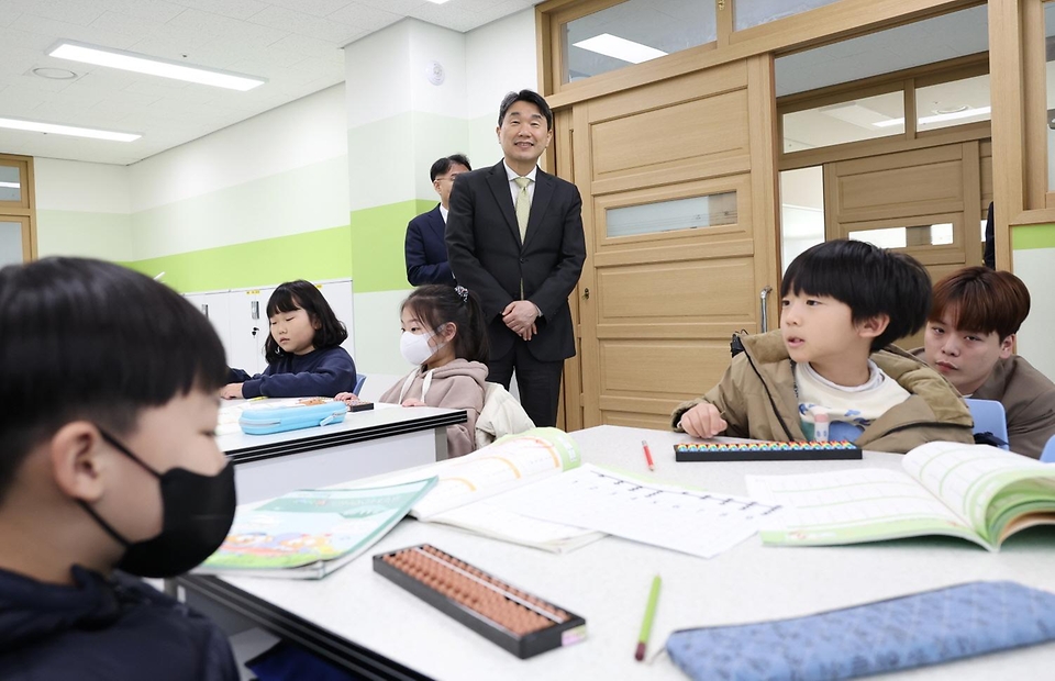 이주호 부총리 겸 교육부 장관이 18일 경기도 고양시 원흥초등학교에서 진행된 늘봄학교 현장을 방문해 학생들의 수업을 참관하고 있다.