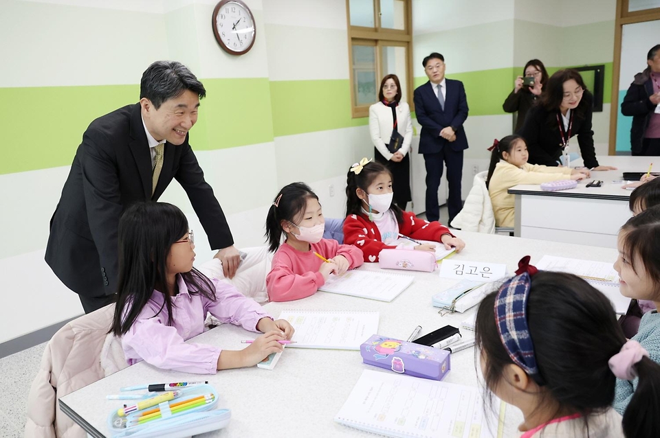 이주호 부총리 겸 교육부 장관이 18일 경기도 고양시 원흥초등학교에서 진행된 늘봄학교 현장을 방문해 학생들의 수업을 참관하고 있다.