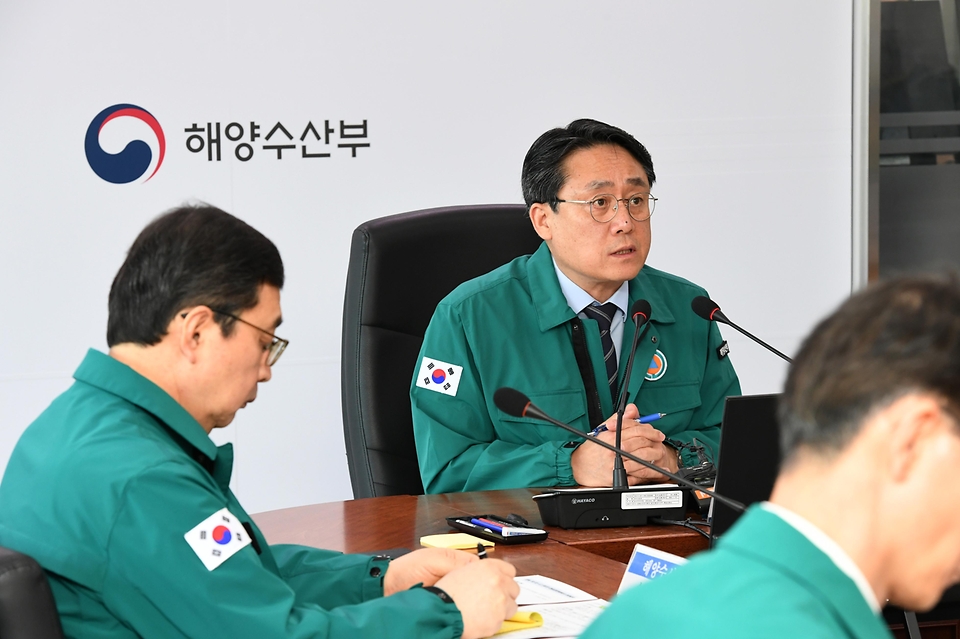 강도형 해양수산부 장관이 14일 정부세종청사 해수부 종합상황실에서 ‘어선사고 관련 관계기관 합동점검회의’를 주재하고 있다. 이날 회의에서는 행안부, 국방부, 외교부, 해경 및 관련 지자체가 참석한 가운데, 최근 발생한 어선사고 관련 수색·구조와 유가족 및 실종자 가족 지원상황을 점검했다. 