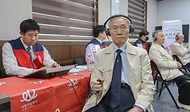 18일 오후 서울시 용산구 서울지방보훈청에서 열린 국가보훈부-한국수출입은행-사랑의달팽이 국가유공자 보청기 지원사업 협약식에 참석한 참전유공자들이 협약식 이후 맞춤형 청력검사를 받고 있다.
