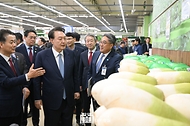윤석열 대통령이 18일 서울 서초구 농협 하나로마트 양재점에서 무 판매대를 찾아 농산품 물가를 점검하고 있다.