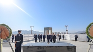 한덕수 국무총리가 15일 오전 경남 창원시 마산회원구 3.15 아트센터에서 열린 제64주년 3.15의거 기념식에 참석하여 행사전 국립3.15민주묘지 현충탑에 방문하여 헌화참배를 하고 있다.