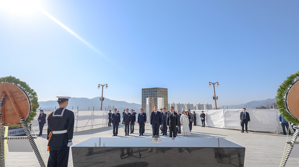 한덕수 국무총리가 15일 오전 경남 창원시 마산회원구 3.15 아트센터에서 열린 제64주년 3.15의거 기념식에 참석하여 행사전 국립3.15민주묘지 현충탑에 방문하여 헌화참배를 하고 있다.