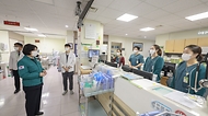 강정애 국가보훈부 장관이 15일 오후 부산보훈병원 현장방문해 의료계 집단행동 관련해 비상 진료체계 대응현황을 점검하기 위해 응급실을 찾아 직원을 격려하고 있다.