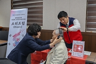 강정애 국가보훈부 장관이 18일 오후 서울시 용산구 서울지방보훈청에서 열린 국가보훈부-한국수출입은행-사랑의달팽이 국가유공자 보청기 지원사업 협약식에 참석하여 협약식 이후 참전유공자에게 직접 맞춤형 청력검사 받는 것을 도와드리고 있다.