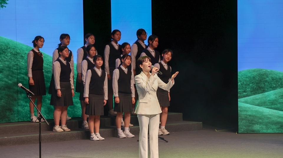 15일 오전 경남 창원시 마산회원구 3.15 아트센터에서 열린 제64주년 3.15의거 기념식에서 기념공연을 하고 있다.
