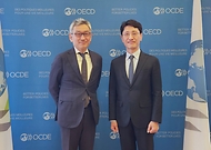 김윤상 기획재정부 차관이 18일(현지시간) 프랑스 파리에서 열린 ‘한-OECD 국제공동연구 착수식’에 참석해 요시키 다케우치(Yoshiki Takeuchi) OECD 사무차장과 면담 후 기념 촬영을 하고 있다.