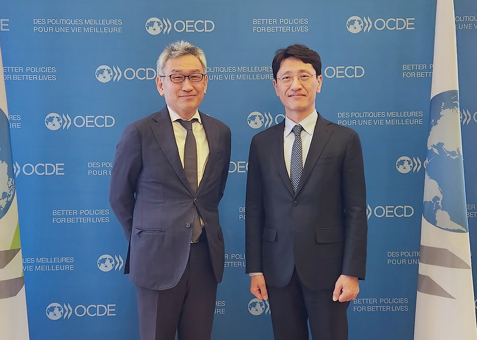 김윤상 기획재정부 차관이 18일(현지시간) 프랑스 파리에서 열린 ‘한-OECD 국제공동연구 착수식’에 참석해 요시키 다케우치(Yoshiki Takeuchi) OECD 사무차장과 면담 후 기념 촬영을 하고 있다.