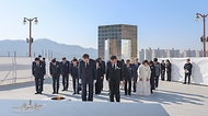 한덕수 국무총리가 15일 오전 경남 창원시 마산회원구 3.15 아트센터에서 열린 제64주년 3.15의거 기념식에 참석하여 행사전 국립3.15민주묘지 현충탑에 방문하여 헌화참배를 하고 있다.