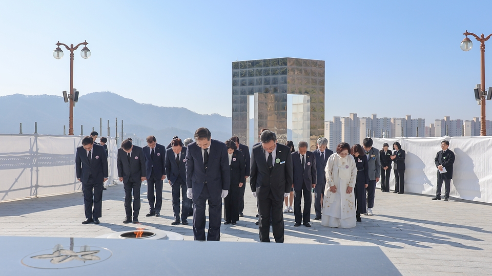 한덕수 국무총리가 15일 오전 경남 창원시 마산회원구 3.15 아트센터에서 열린 제64주년 3.15의거 기념식에 참석하여 행사전 국립3.15민주묘지 현충탑에 방문하여 헌화참배를 하고 있다.