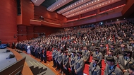 한덕수 국무총리가 15일 오전 경남 창원시 마산회원구 3.15 아트센터에서 열린 제64주년 3.15의거 기념식에 참석하여 주요내빈과 함께 국민의례를 하고 있다.