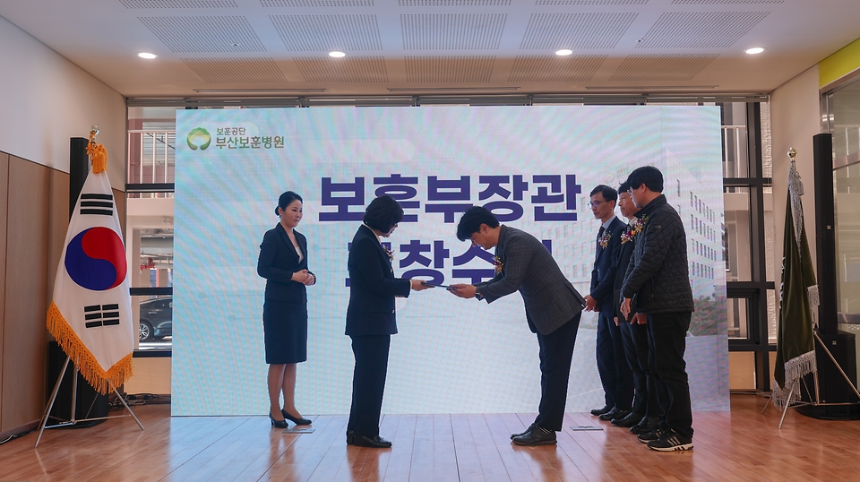 강정애 국가보훈부 장관이 15일 오후 부산시 사상구 부산요양병원에서 열린 한국보훈복지의료공단 부산요양병원 개원식에 참석해 공로자 표창장 및 감사패를 수여하고 있다.