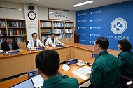 이희완 국가보훈부 차관이 14일 오전 충남 홍성군 홍성의료원에 방문하여 의료계 집단행동 관련해 응급실 및 진료대응 현황점검을 하고 김건식 홍성의료원장과 환담을 나누고 있다.