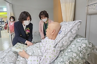 강정애 국가보훈부 장관이 15일 오후 부산시 사상구 부산요양병원에서 열린 한국보훈복지의료공단 부산요양병원 개원식에 참석해 주요 내빈과 함께 테이프 커팅 후 내부시설을 순시하며 입원 중인 어른신들에게 인사를 드리고 있다.