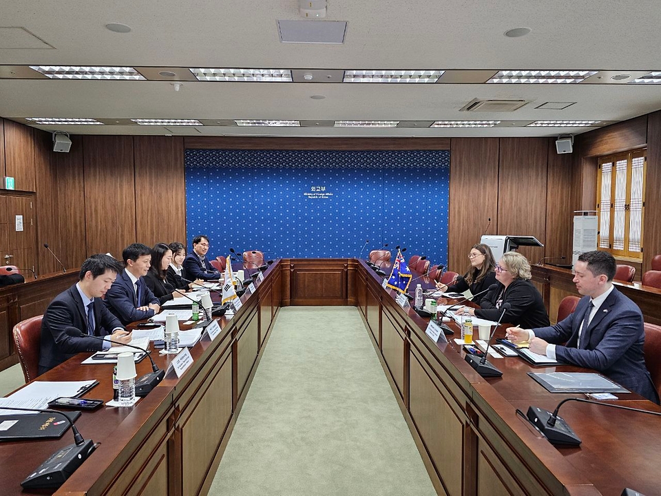 윤종권 외교부 원자력비확산외교기획관이 18일 서울 종로구 외교부 청사에서 바네사 우드(Vanessa Wood) 호주 군비통제·반확산 대사와  제4차 한·호주 군축비확산협의회 및 제2차 한·호주 우주정책대화를 하고 있다.