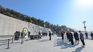 한덕수 국무총리가 15일 오전 경남 창원시 마산회원구 3.15 아트센터에서 열린 제64주년 3.15의거 기념식에 참석하여 행사전 국립3.15민주묘지 현충탑에 방문하여 헌화참배를 하고 있다.