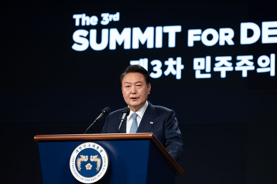 윤석열 대통령이 18일 서울 신라호텔에서 열린 제3차 민주주의 정상회의 장관급 회의 개회식에 참석해 환영사를 하고 있다.