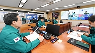 강도형 해양수산부 장관이 14일 정부세종청사 해수부 종합상황실에서 ‘어선사고 관련 관계기관 합동점검회의’를 주재하고 있다. 이날 회의에서는 행안부, 국방부, 외교부, 해경 및 관련 지자체가 참석한 가운데, 최근 발생한 어선사고 관련 수색·구조와 유가족 및 실종자 가족 지원상황을 점검했다. 