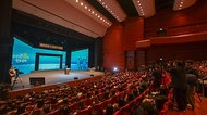 한덕수 국무총리가 15일 오전 경남 창원시 마산회원구 3.15 아트센터에서 열린 제64주년 3.15의거 기념식에 참석하여 기념사를 하고 있다.