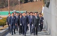 한덕수 국무총리가 15일 오전 경남 창원시 마산회원구 3.15 아트센터에서 열린 제64주년 3.15의거 기념식에 참석하여 행사전 국립3.15민주묘지 현충탑에 방문하여 헌화참배를 하고 있다.