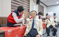 18일 오후 서울시 용산구 서울지방보훈청에서 열린 국가보훈부-한국수출입은행-사랑의달팽이 국가유공자 보청기 지원사업 협약식에 참석한 참전유공자들이 협약식 이후 맞춤형 청력검사를 받고 있다.