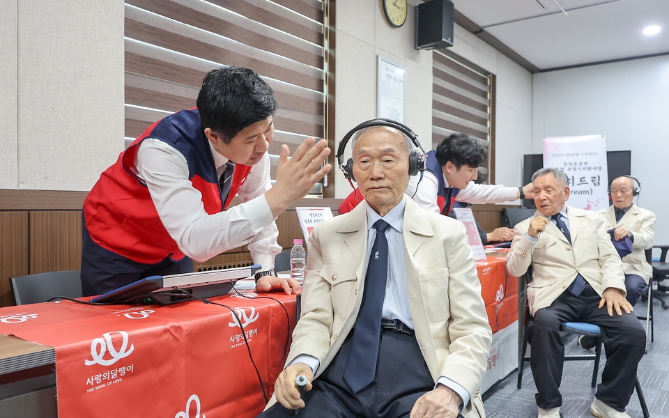 18일 오후 서울시 용산구 서울지방보훈청에서 열린 국가보훈부-한국수출입은행-사랑의달팽이 국가유공자 보청기 지원사업 협약식에 참석한 참전유공자들이 협약식 이후 맞춤형 청력검사를 받고 있다.