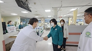 강정애 국가보훈부 장관이 15일 오후 부산보훈병원 현장방문해 의료계 집단행동 관련해 비상 진료체계 대응현황을 점검하기 위해 응급실을 찾아 직원을 격려하고 있다.