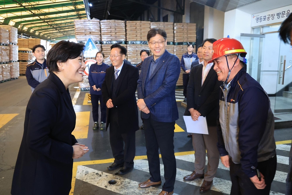 송미령 농림축산식품부 장관이 19일 씨제이(CJ)제일제당 영등포 공장을 방문해 현장 관계자와 대화하고 있다.