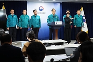 한덕수 국무총리가 의대 정원 확대를 두고 의정 갈등이 계속되고 있는 20일 세종대로 정부서울청사에서 의료 개혁 관련 대국민 담화 발표를 하고 있다.