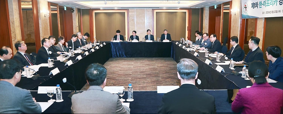정인교 산업통상자원부 통상교섭본부장이 20일 서울 중구 롯데호텔에서 열린 ‘제1차 한-아프리카 경제협력 민관추진위원회’를 주재하고 있다.