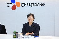 송미령 농림축산식품부 장관이 19일 씨제이(CJ)제일제당 영등포 공장을 방문해 대화하고 있다. 이번 현장 행보는 서민 식탁의 주요 먹거리인 빵, 라면 등 다양한 가공식품의 원재료로 쓰이는 밀가루의 안정적 공급과 가격 안정의 중요성을 당부하고, 업계와 협력 방안을 모색하기 위해 마련되었다.