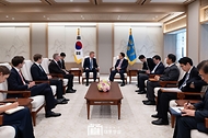 윤석열 대통령이 20일 서울 용산 대통령실 청사에서 제3차 민주주의 정상회의 참석차 방한한 올리버 다우든(Oliver Dowden) 영국 부총리를 접견하고 있다.