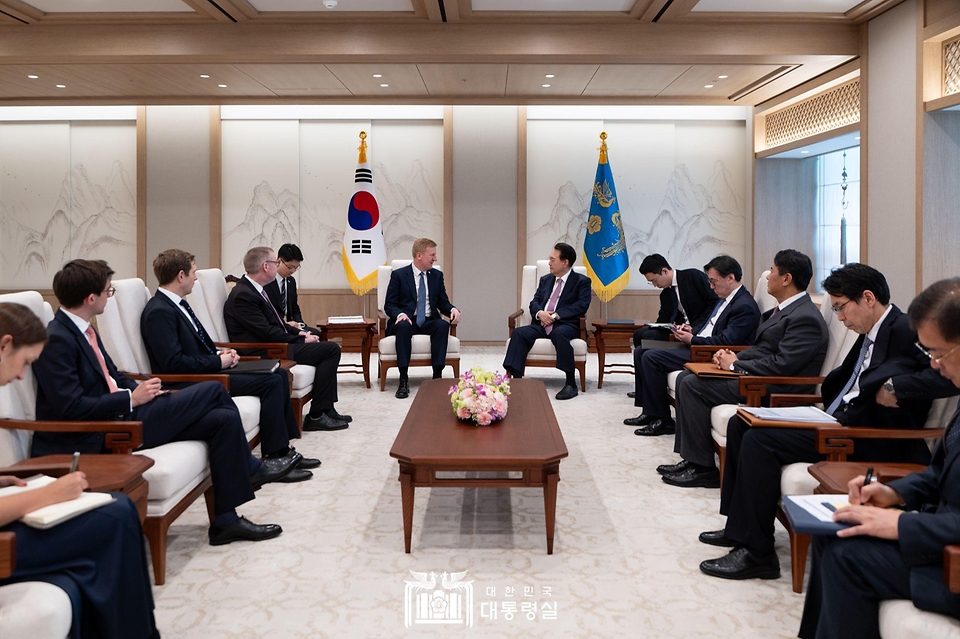 윤석열 대통령이 20일 서울 용산 대통령실 청사에서 제3차 민주주의 정상회의 참석차 방한한 올리버 다우든(Oliver Dowden) 영국 부총리를 접견하고 있다.