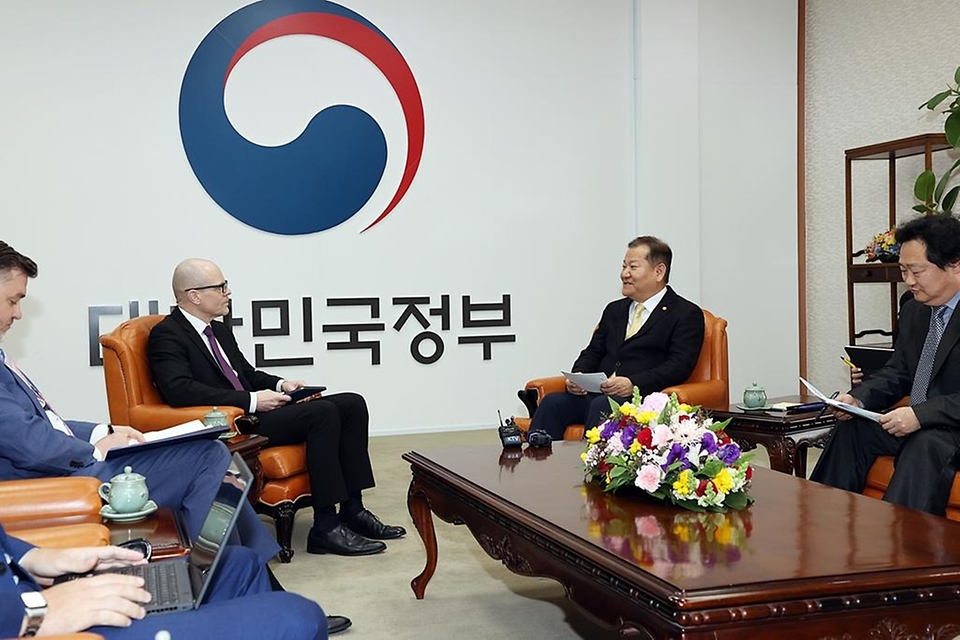 이상민 행정안전부 장관이 19일 서울 종로구 정부서울청사에서 티트 리살로(Tiit Riisalo) 에스토니아 경제정보기술장관을 접견하고 디지털정부시스템 구축 현황 등에 대해 논의하고 있다.