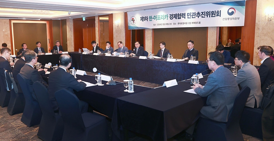 정인교 산업통상자원부 통상교섭본부장이 20일 서울 중구 롯데호텔에서 열린 ‘제1차 한-아프리카 경제협력 민관추진위원회’를 주재하고 있다.