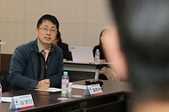 새만금개발청 직원이 19일 전북 군산시 새만금개발청에서 열린 ‘새만금산업단지 발전협의회 초청 간담회’에서 기업들의 건의 사항에 대해 답변하고 있다.
