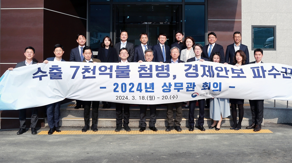 안덕근 산업통상자원부 장관이 19일 세종시 전의면에 위치한 (주)레이크머티리얼즈를 방문해 관계자들과 기념 촬영을 하고 있다. 이날은 ‘경제안보 공급망 현장점검’을 위해 미국, 캐나다, 독일, 브라질 등 21개국 상무관들과 함께 방문했다.