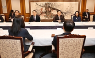 최상목 경제부총리 겸 기획재정부 장관이 19일 서울 종로구 정부서울청사에서 열린 ‘자본시장 선진화 관련 간담회’를 주재하며 모두발언을 하고 있다.