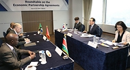 정인교 산업통상자원부 통상교섭본부장이 20일 서울 중구 롯데호텔 아스토룸에서 열린 주한아프리카 대사 간담회를 주재하고 있다. 이날 간담회에서는 경제동반자협정(EPA)을 통한 경제협력 확대 방안 등을 논의했다.