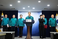한덕수 국무총리가 의대 정원 확대를 두고 의정 갈등이 계속되고 있는 20일 세종대로 정부서울청사에서 의료 개혁 관련 대국민 담화 발표를 하고 있다.