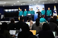 한덕수 국무총리가 의대 정원 확대를 두고 의정 갈등이 계속되고 있는 20일 세종대로 정부서울청사에서 의료 개혁 관련 대국민 담화 발표를 하고 있다.