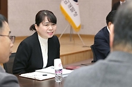 새만금개발청 직원이 19일 전북 군산시 새만금개발청에서 열린 ‘새만금산업단지 발전협의회 초청 간담회’에서 기업들의 건의 사항에 대해 답변하고 있다.